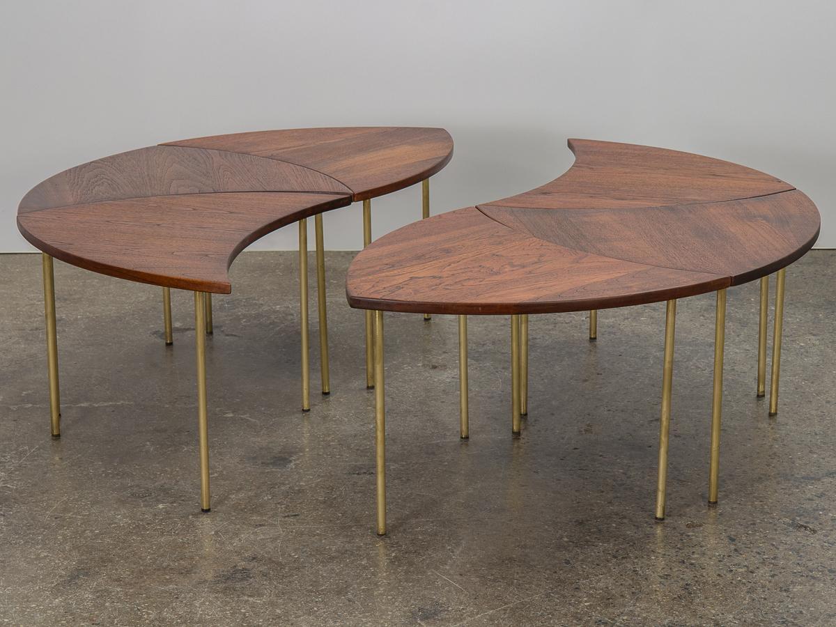 Ensemble complet de six tables en teck, modèle 523, conçues par Peters Hvidt et Orla Mølgaard-Nielsen, importées par John Stuart. La conception astucieuse permet d'utiliser les tables comme des tables d'appoint singulières ou de les configurer en