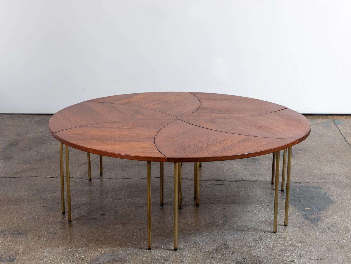 Ensemble complet de six tables en teck, modèle 523, conçues par Peters Hvidt et Orla Mølgaard-Nielsen, importées par John Stuart. La conception astucieuse permet d'utiliser les tables comme des tables d'appoint singulières ou de les configurer en