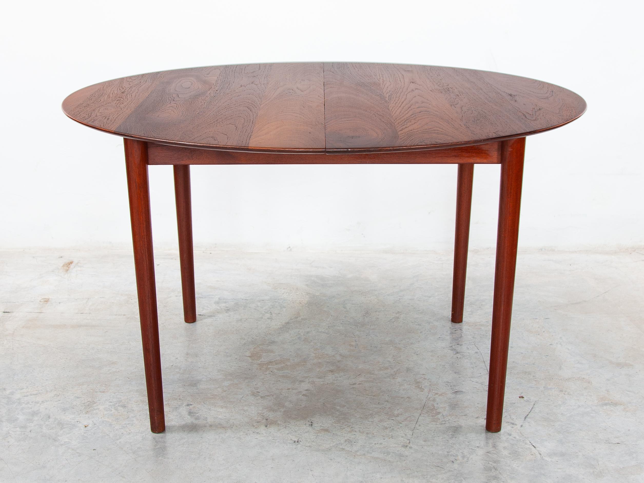 Peter Hvidt extandable dining table created in 1959 by Soborg Mobler. Featuring a beautiful solid teak wood construction, and a solid teak floating top with clean lines, organic shapes. A really exceptional craftsmanship in Dining-room