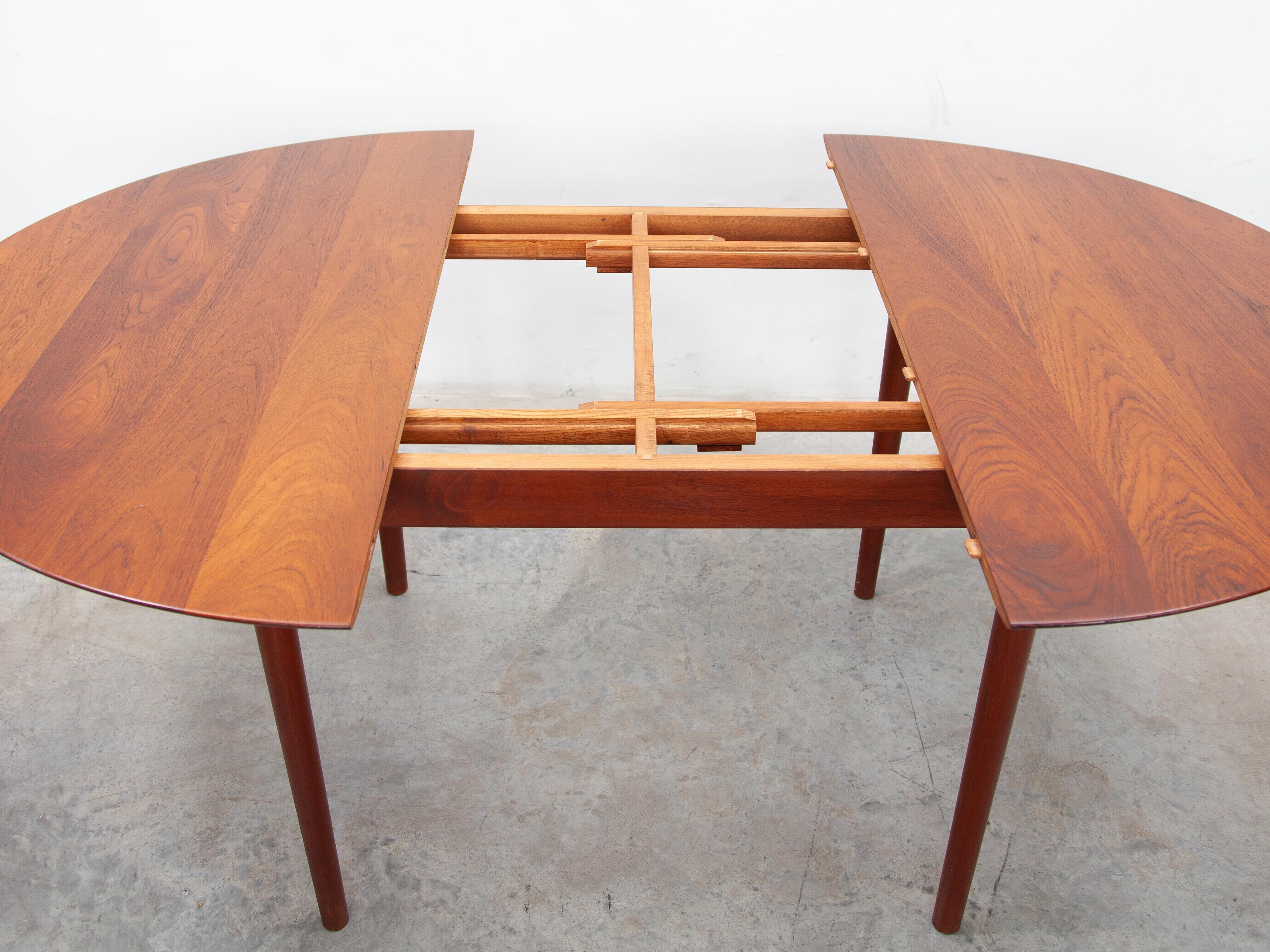 Peter Hvidt Round Extendable Solid Teak Dining Table, Made in Denmark, 1959 In Good Condition For Sale In Antwerp, BE