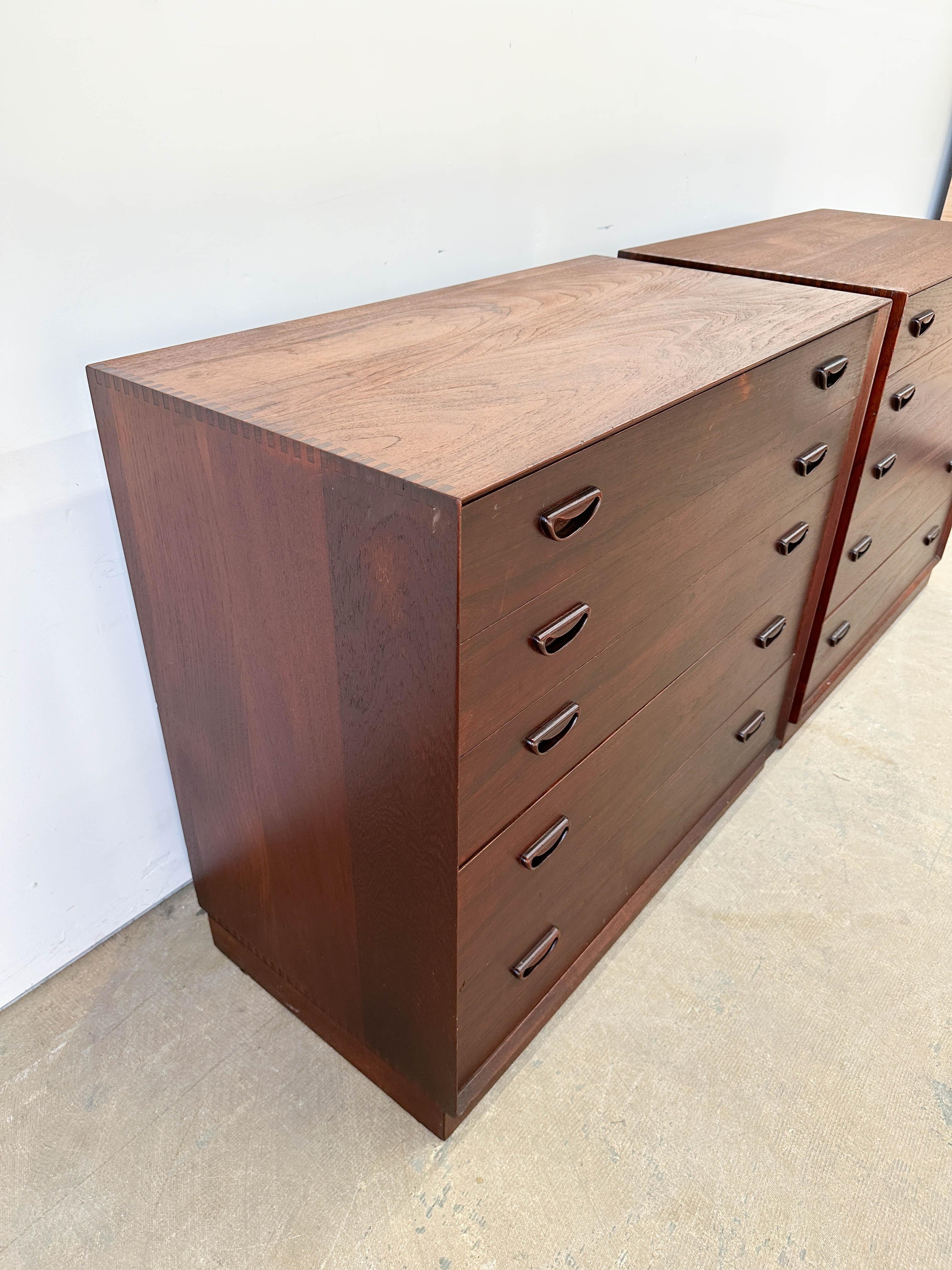 XX secolo Comò in teak massello di Peter Hvidt in vendita