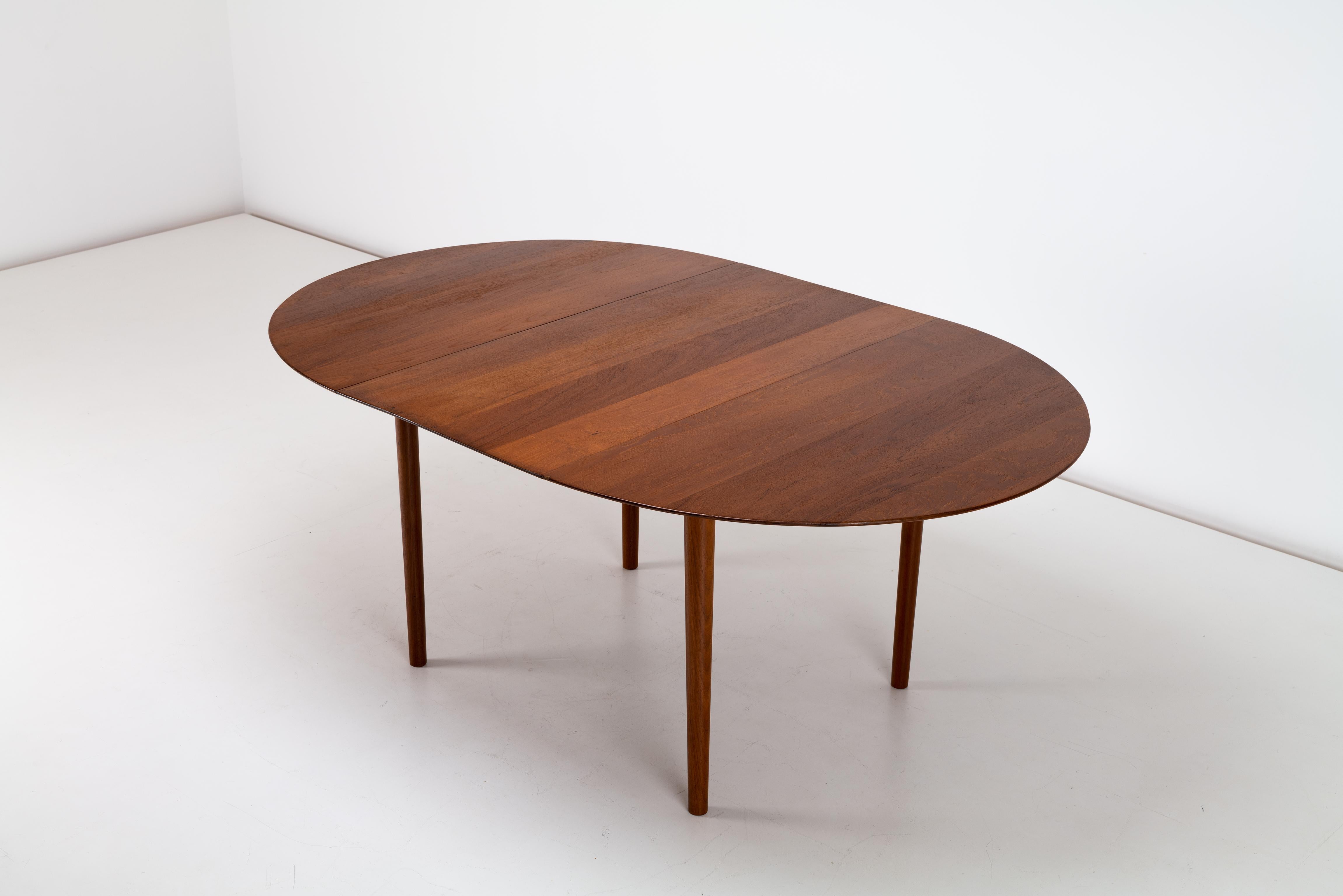A  stunning example of mid-century Scandinavian design, this Peter Hvidt dining table was was created in 1956 by the renowned Danish manufacturer Søborg Møbler. Featuring a beautiful solid teak wood construction, the table embodies Hvidt’s signature