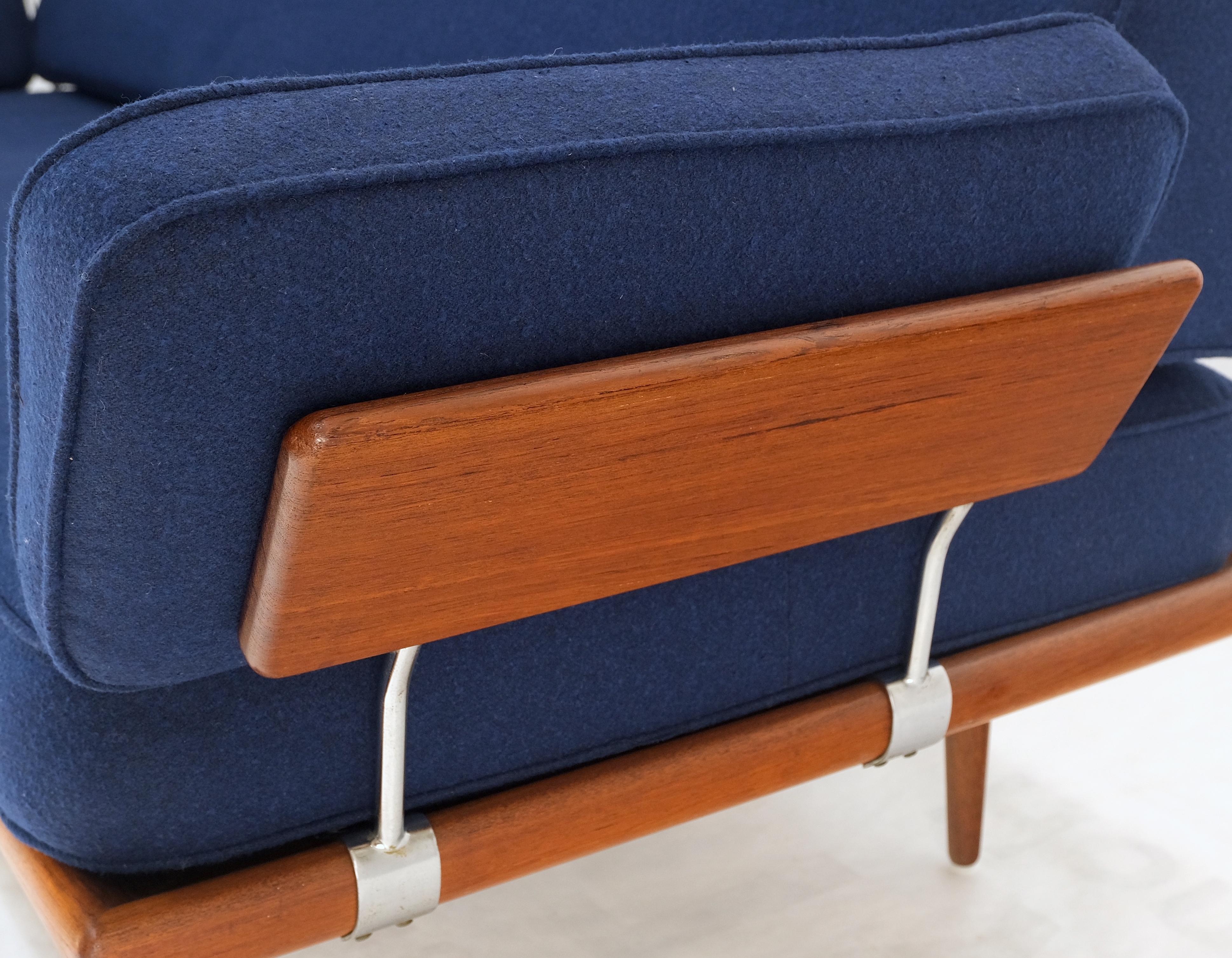 Sofa en teck massif de Peter Hvidt, rembourrage en laine bleue d'origine Springs Mint ! Bon état - En vente à Rockaway, NJ