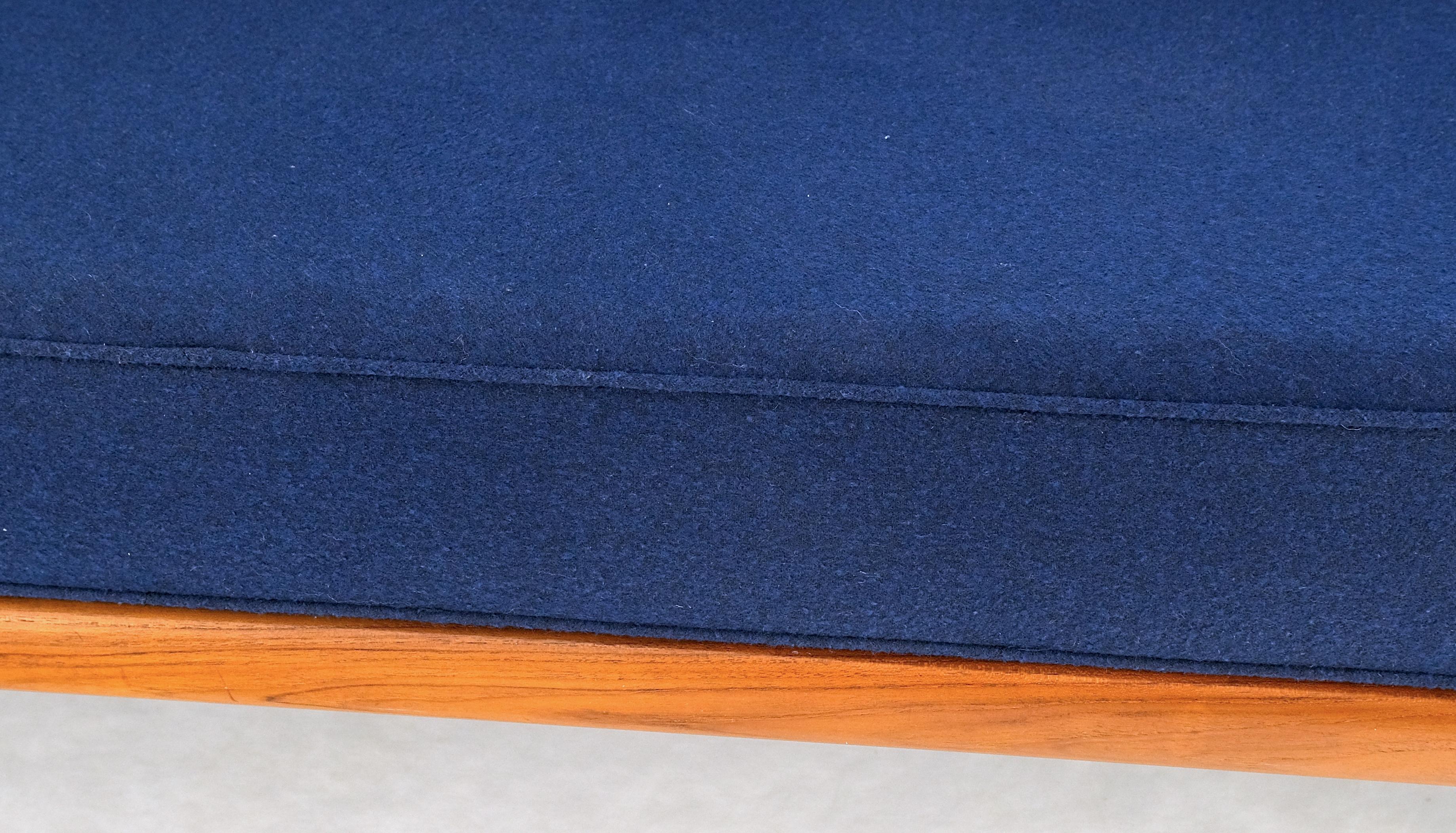 Sofa en teck massif de Peter Hvidt, rembourrage en laine bleue d'origine Springs Mint ! en vente 1