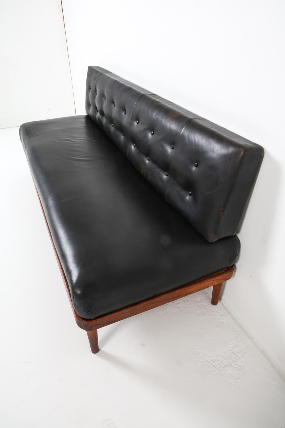 Lit de repos danois en teck et cuir de style Peter Hvidt, vers 1950 en vente 4