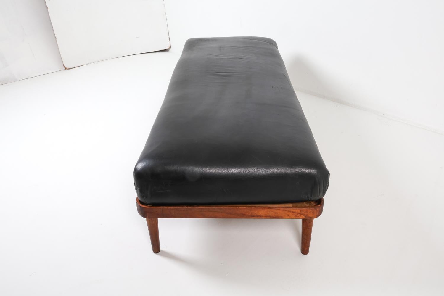 Lit de repos danois en teck et cuir de style Peter Hvidt, vers 1950 en vente 6