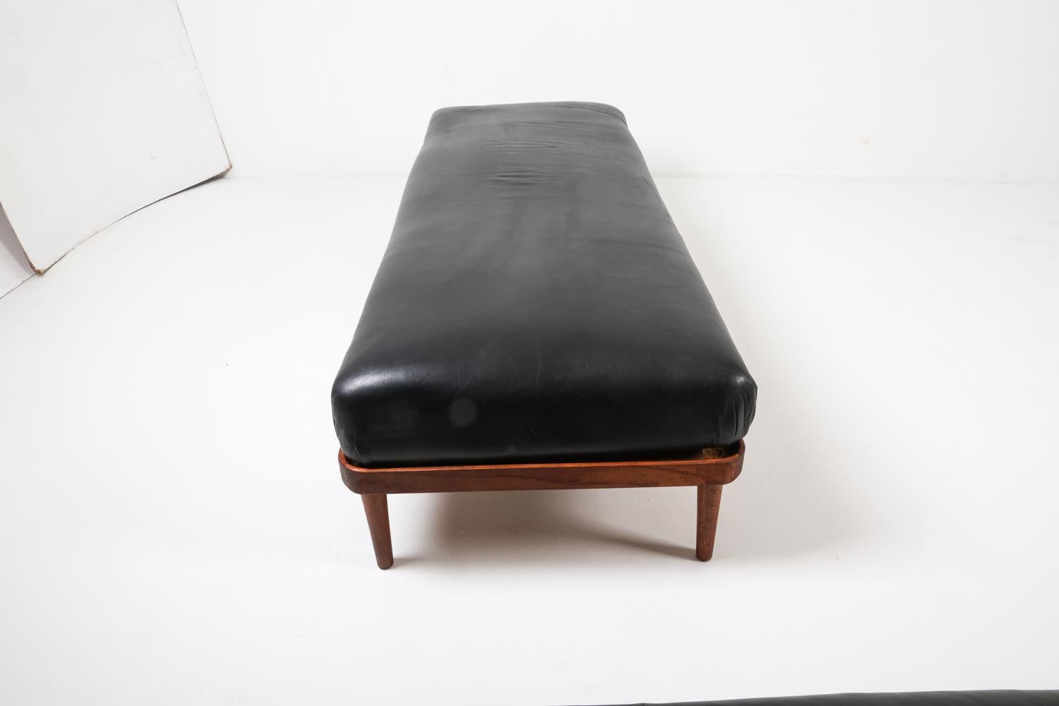 Lit de repos danois en teck et cuir de style Peter Hvidt, vers 1950 en vente 7