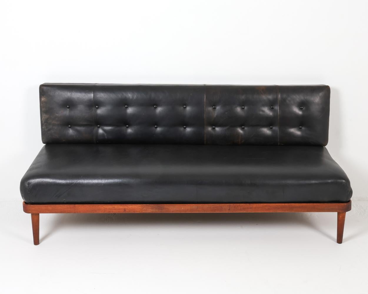 Mid-Century Modern Lit de repos danois en teck et cuir de style Peter Hvidt, vers 1950 en vente