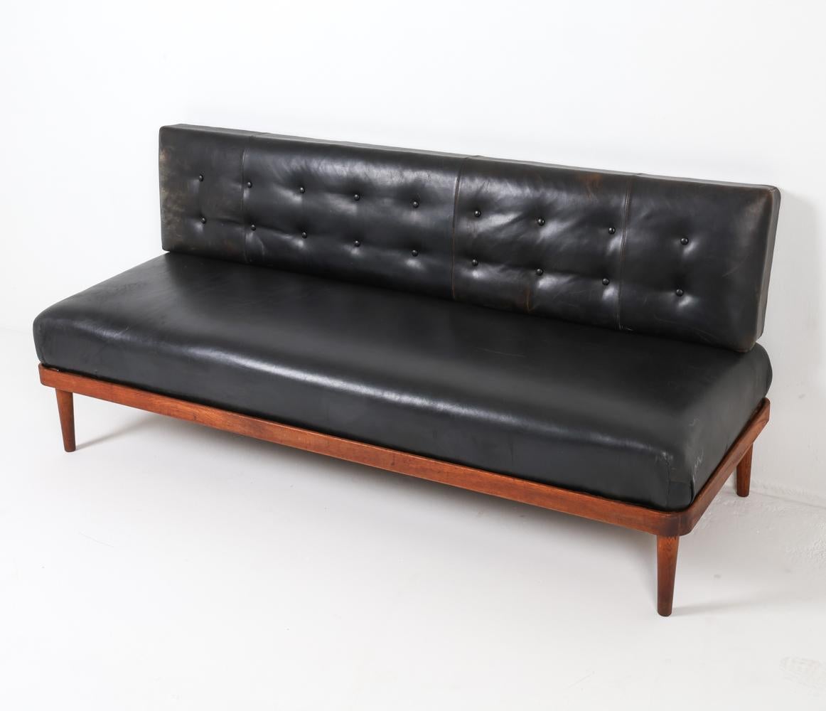 Danois Lit de repos danois en teck et cuir de style Peter Hvidt, vers 1950 en vente
