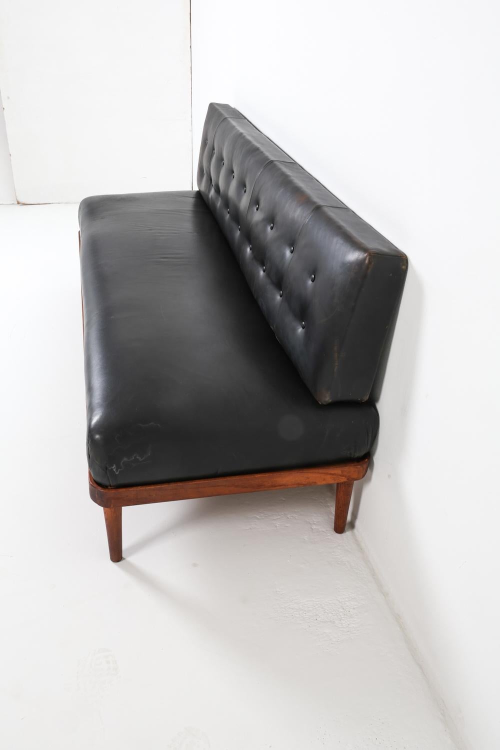 Lit de repos danois en teck et cuir de style Peter Hvidt, vers 1950 Bon état - En vente à Norwalk, CT