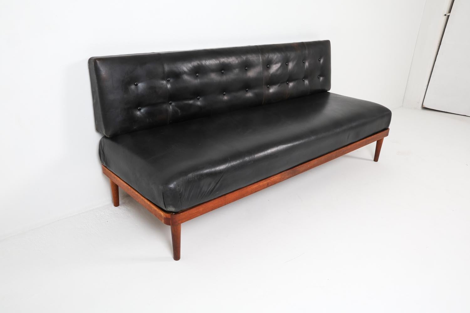 20ième siècle Lit de repos danois en teck et cuir de style Peter Hvidt, vers 1950 en vente