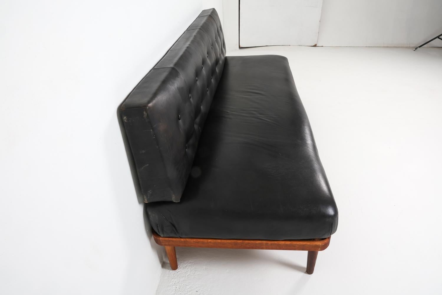 Cuir Lit de repos danois en teck et cuir de style Peter Hvidt, vers 1950 en vente