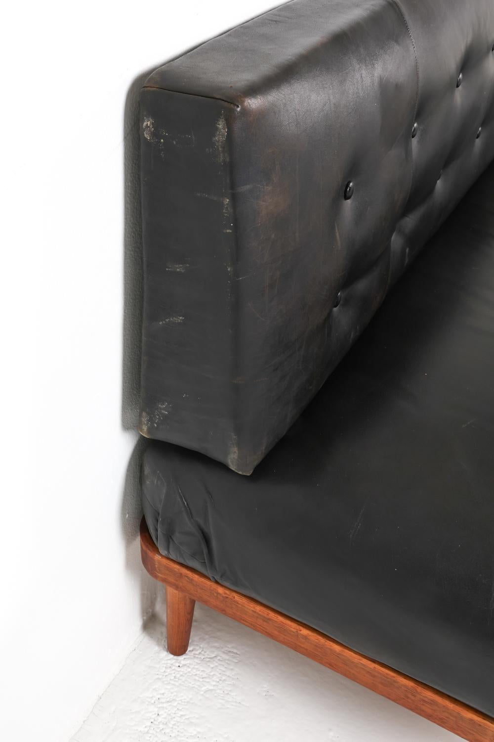 Lit de repos danois en teck et cuir de style Peter Hvidt, vers 1950 en vente 1