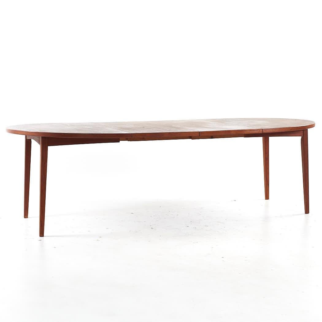 Peter Hvidt Style Mid Century Danish Expanding Teak Dining Table with 2 Leaves For Sale 5