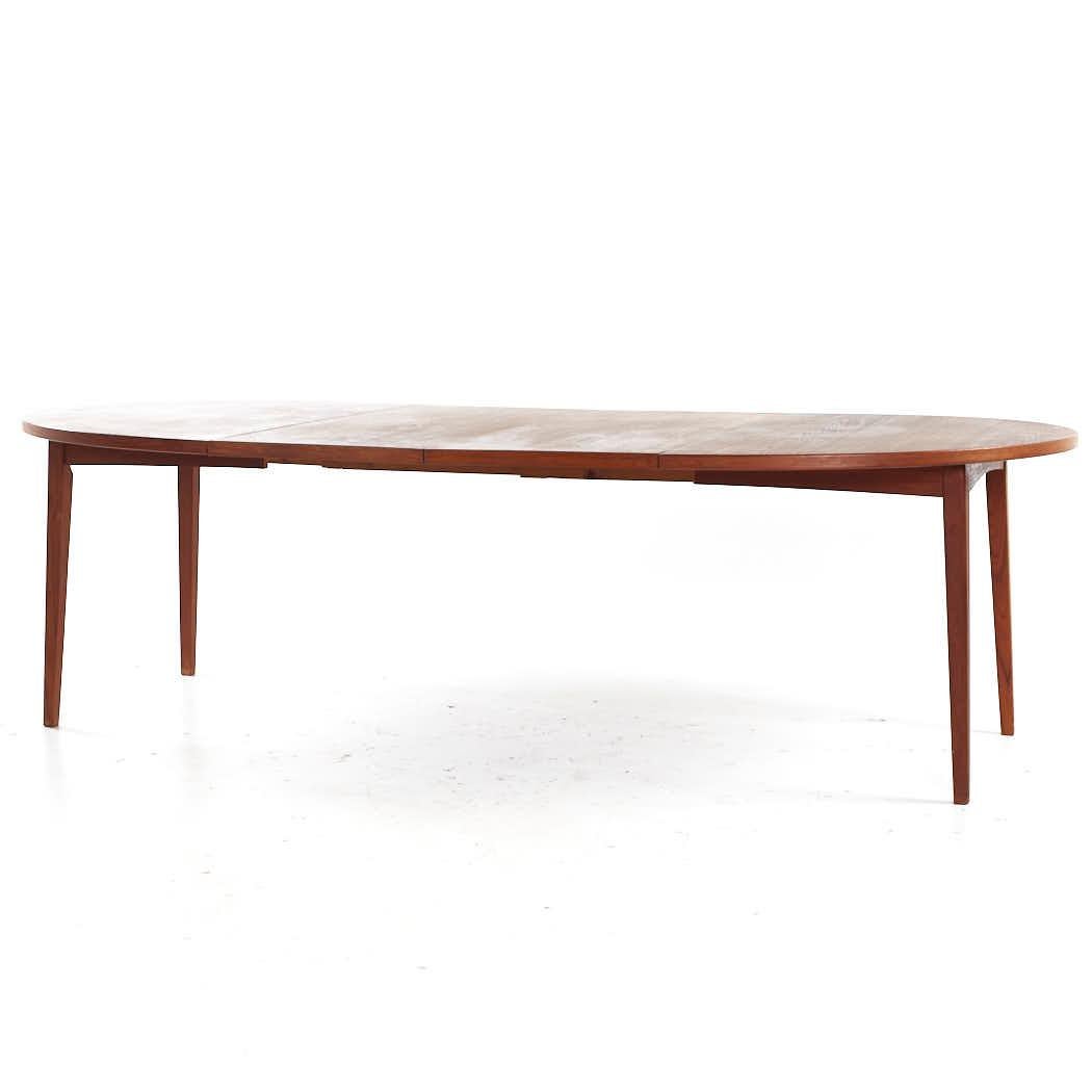 Peter Hvidt Style Mid Century Danish Expanding Teak Dining Table with 2 Leaves For Sale 7