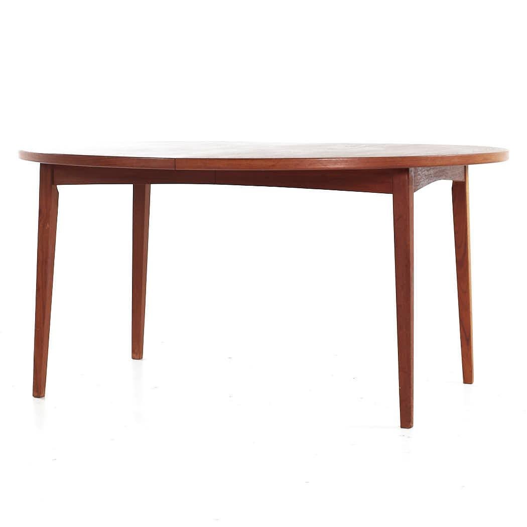 Mid-Century Modern Peter Hvidt Style Mid Century Danish Expanding Teak Dining Table with 2 Leaves For Sale