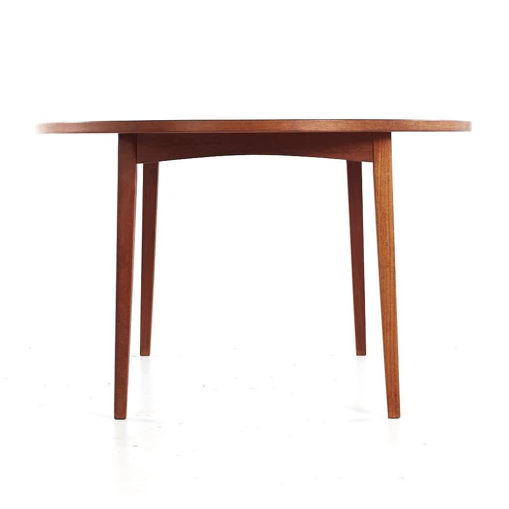 Peter Hvidt Style Mid Century Danish Expanding Teak Dining Table with 2 Leaves In Good Condition For Sale In Countryside, IL