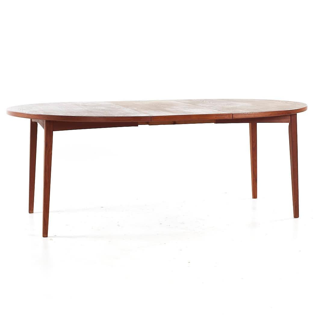 Peter Hvidt Style Mid Century Danish Expanding Teak Dining Table with 2 Leaves For Sale 2