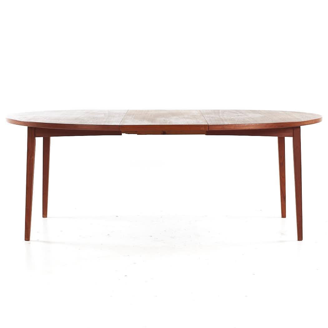 Peter Hvidt Style Mid Century Danish Expanding Teak Dining Table with 2 Leaves For Sale 3