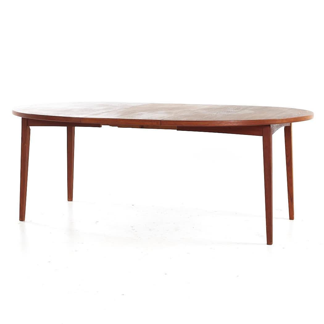 Peter Hvidt Style Mid Century Danish Expanding Teak Dining Table with 2 Leaves For Sale 4