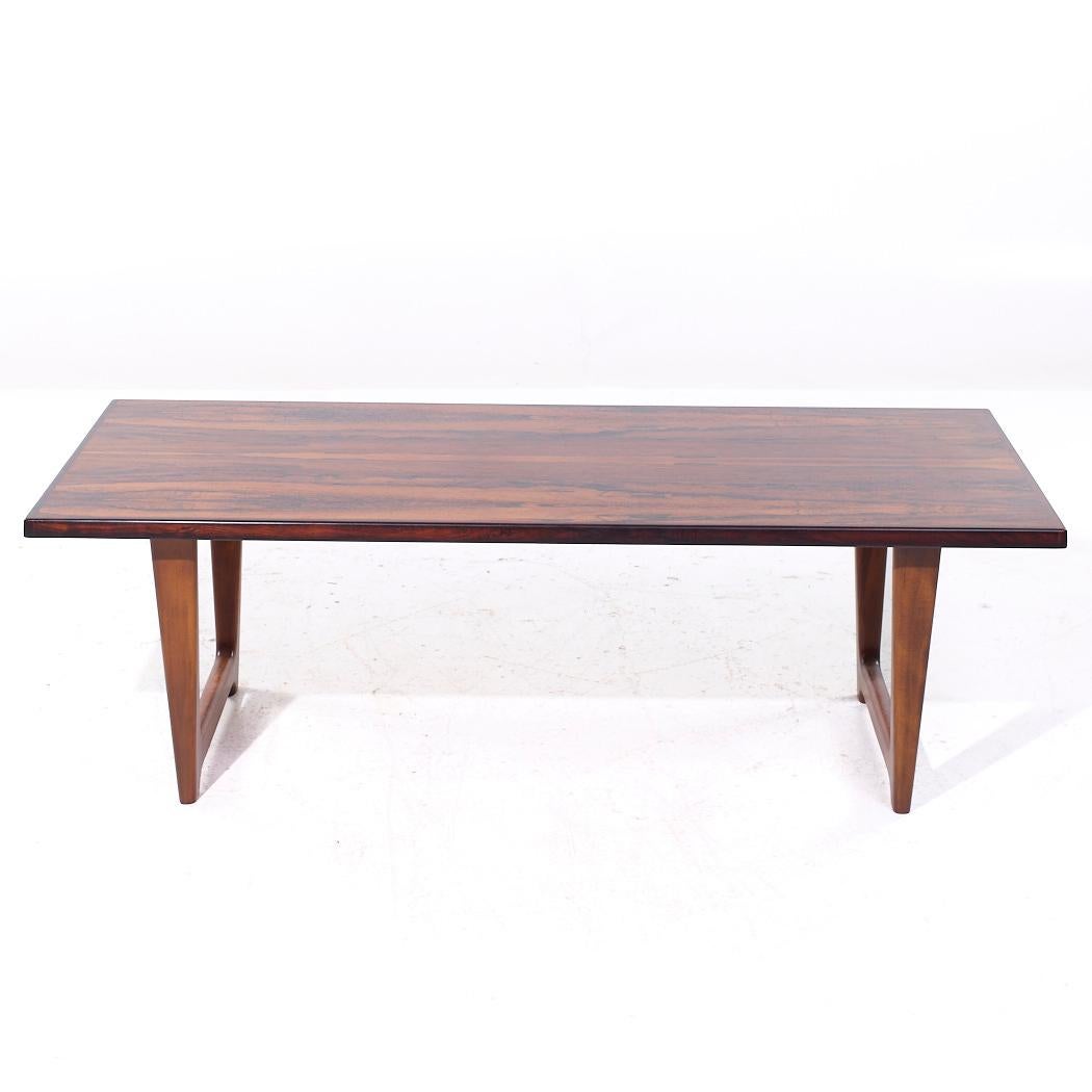 Table basse danoise en bois de rose de style Peters Hvidt, datant du milieu du siècle dernier.

Cette table basse mesure : 62.75 de large x 27.5 de profond x 20.5 de haut.

Tous les meubles peuvent être achetés dans ce que nous appelons un état