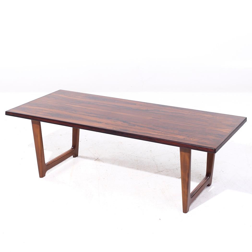 Mid-Century Modern Table basse en bois de rose danoise du milieu du siècle selon le style de Peters Hvidt en vente
