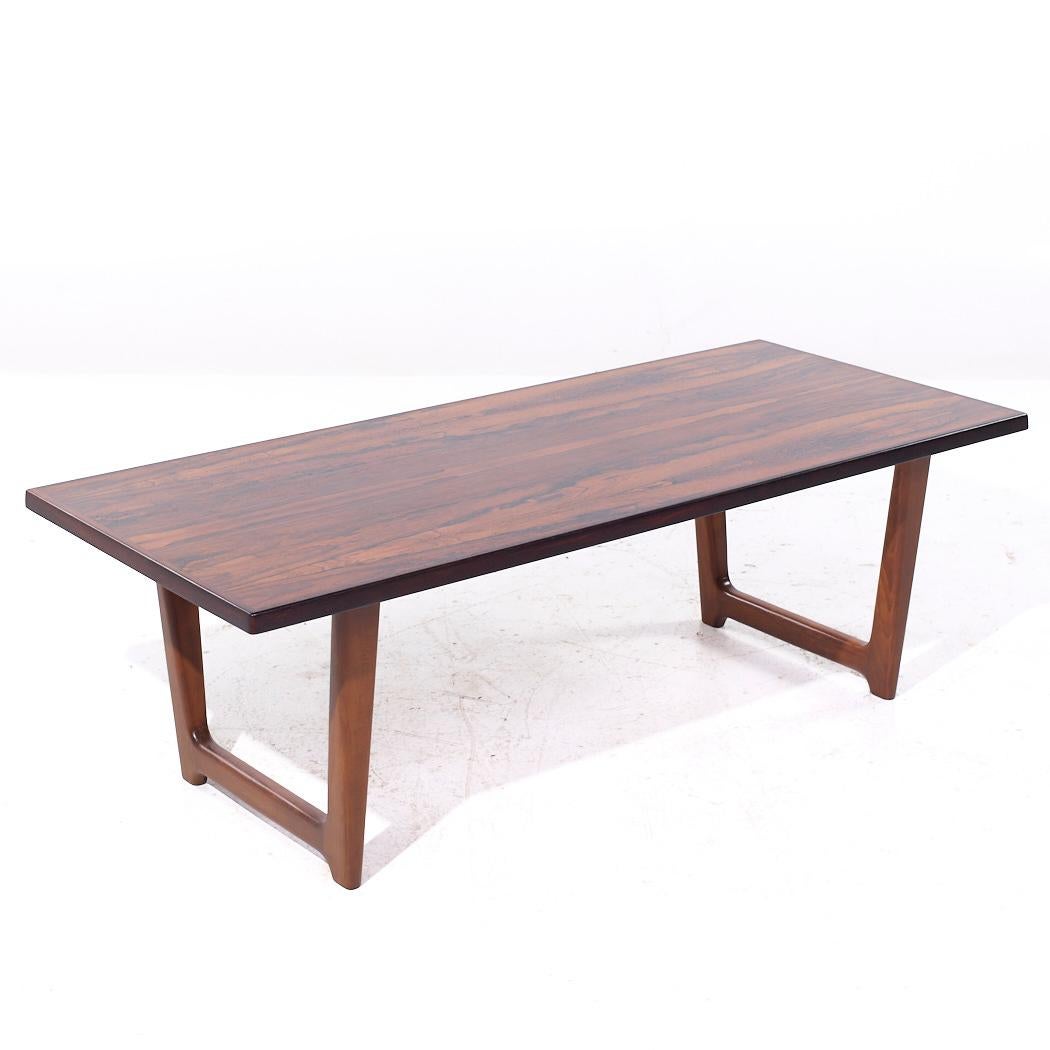 Danois Table basse en bois de rose danoise du milieu du siècle selon le style de Peters Hvidt en vente