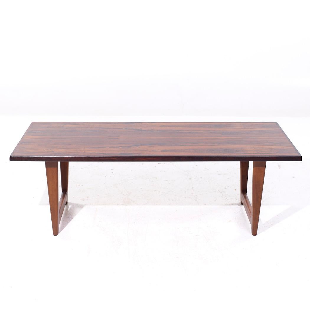 Table basse en bois de rose danoise du milieu du siècle selon le style de Peters Hvidt Bon état - En vente à Countryside, IL