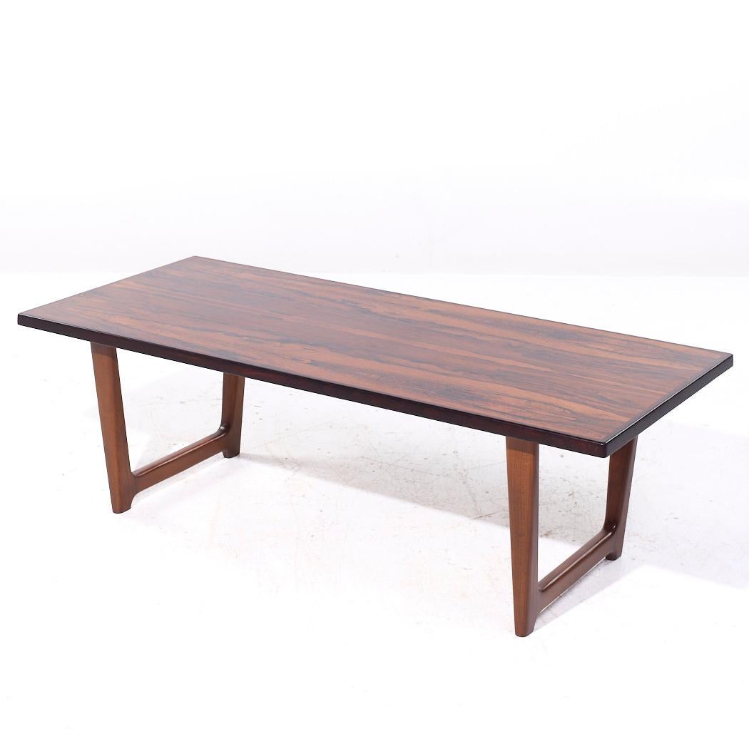 Fin du 20e siècle Table basse en bois de rose danoise du milieu du siècle selon le style de Peters Hvidt en vente