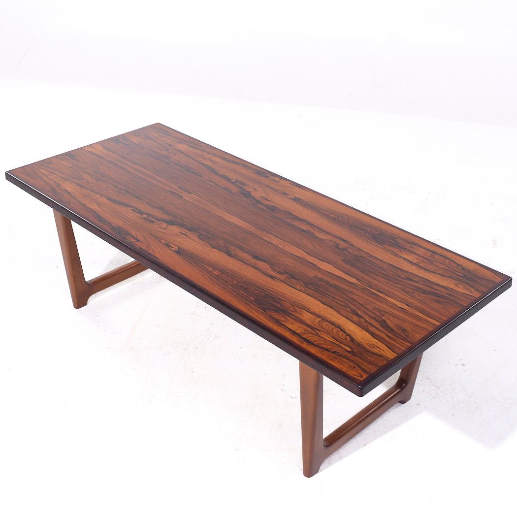 Bois de rose Table basse en bois de rose danoise du milieu du siècle selon le style de Peters Hvidt en vente