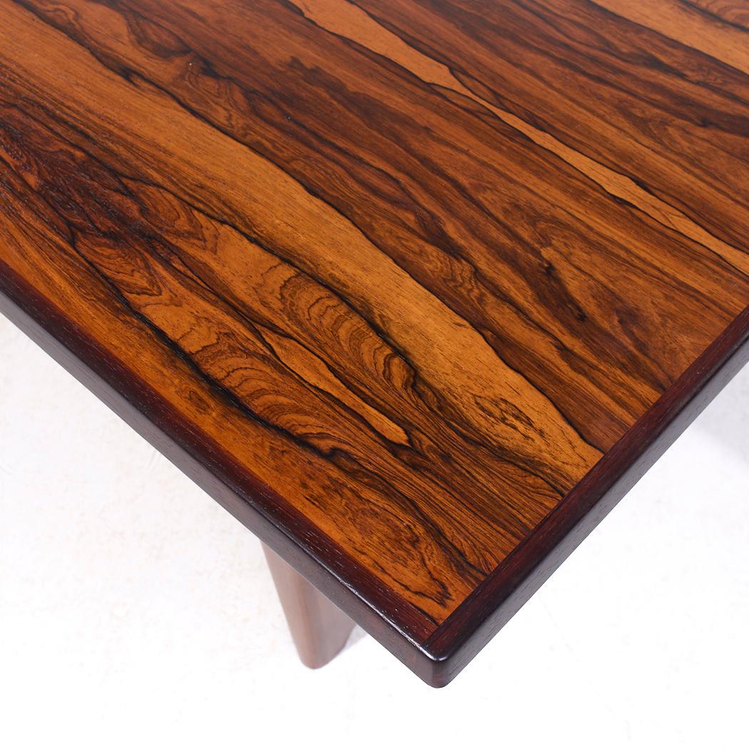 Table basse en bois de rose danoise du milieu du siècle selon le style de Peters Hvidt en vente 1