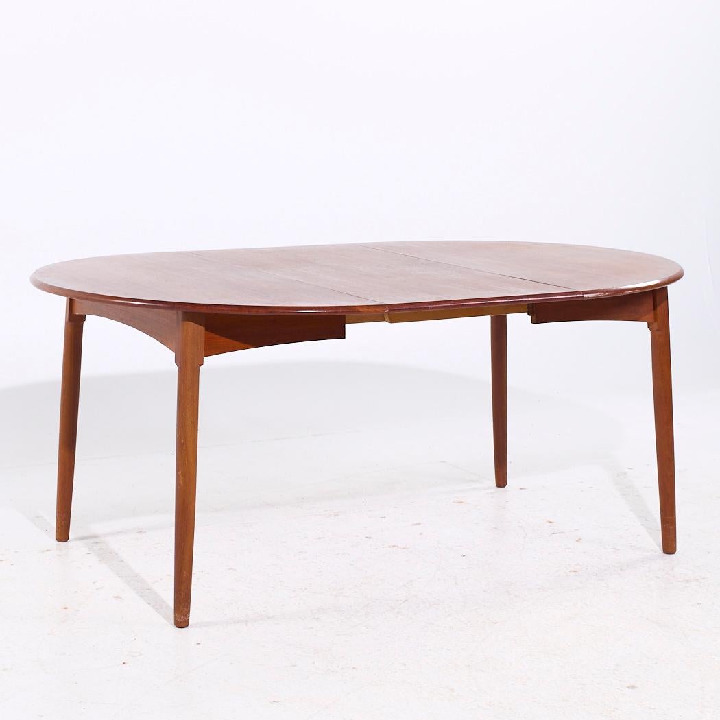 Mesa de comedor extensible de teca danesa de mediados de siglo, estilo Peter Hvidt, con 2 hojas en venta 3