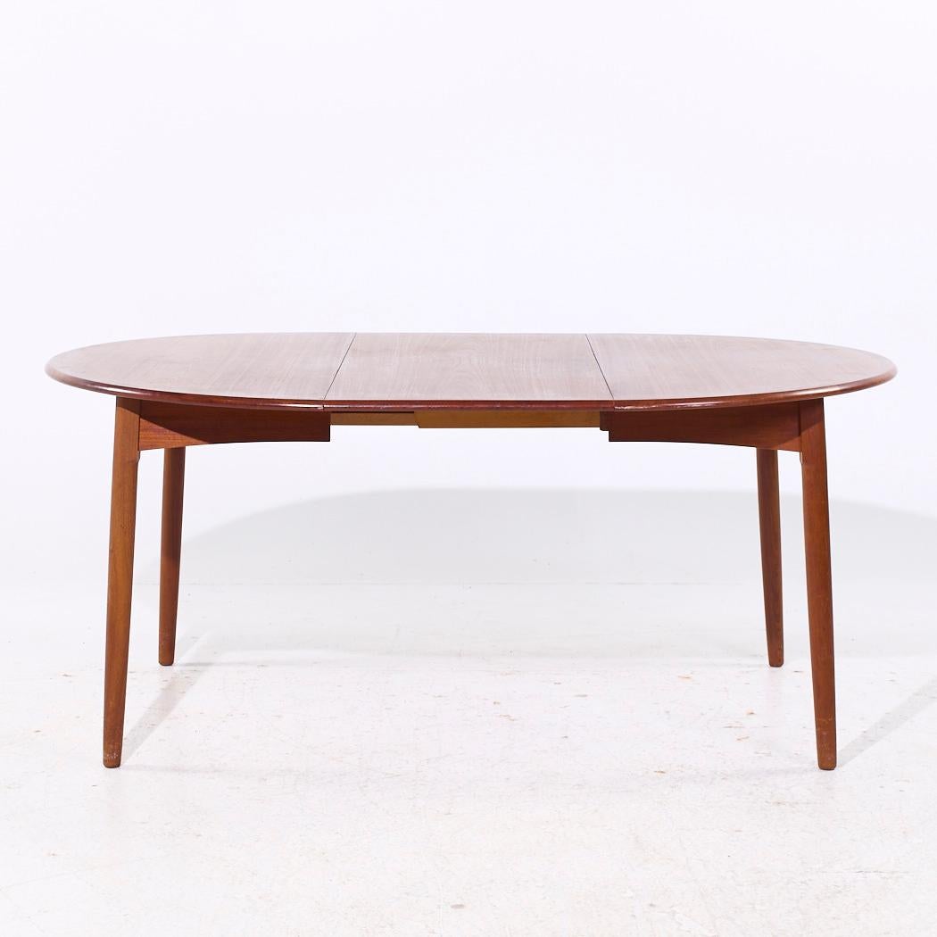 Mesa de comedor extensible de teca danesa de mediados de siglo, estilo Peter Hvidt, con 2 hojas en venta 4