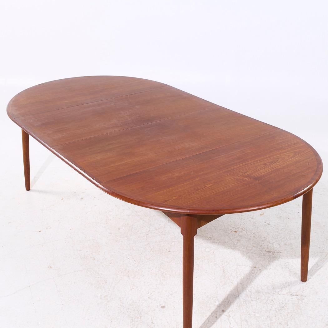Mesa de comedor extensible de teca danesa de mediados de siglo, estilo Peter Hvidt, con 2 hojas Danés en venta