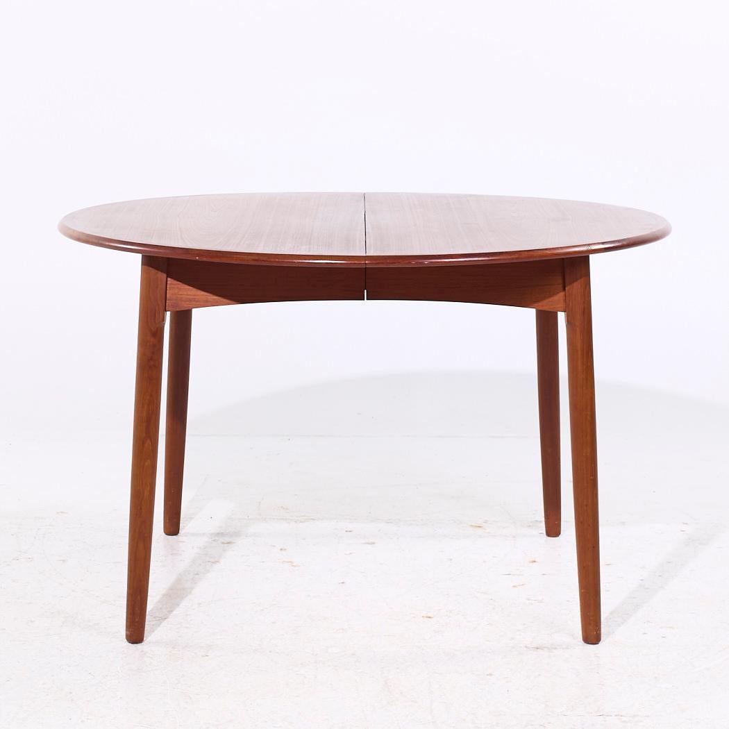 Mesa de comedor extensible de teca danesa de mediados de siglo, estilo Peter Hvidt, con 2 hojas finales del siglo XX en venta