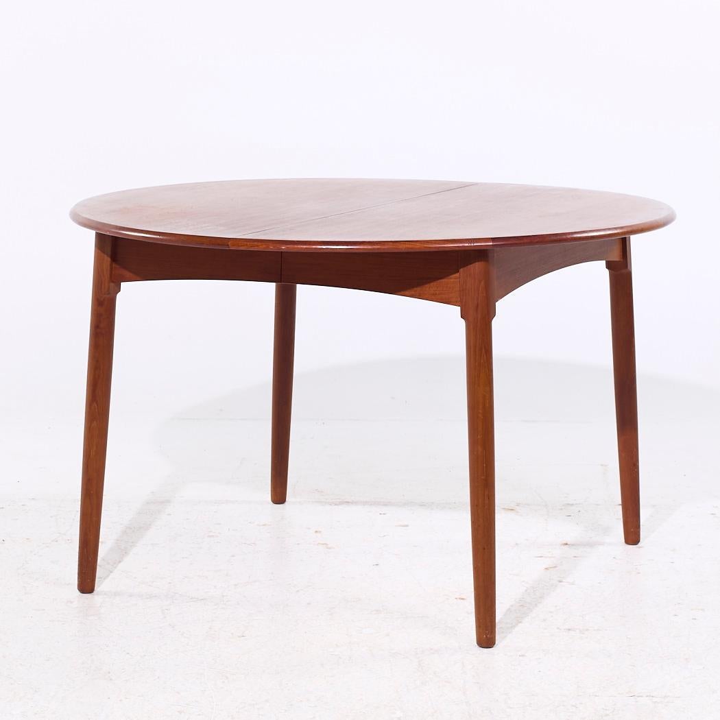 Mesa de comedor extensible de teca danesa de mediados de siglo, estilo Peter Hvidt, con 2 hojas Teca en venta