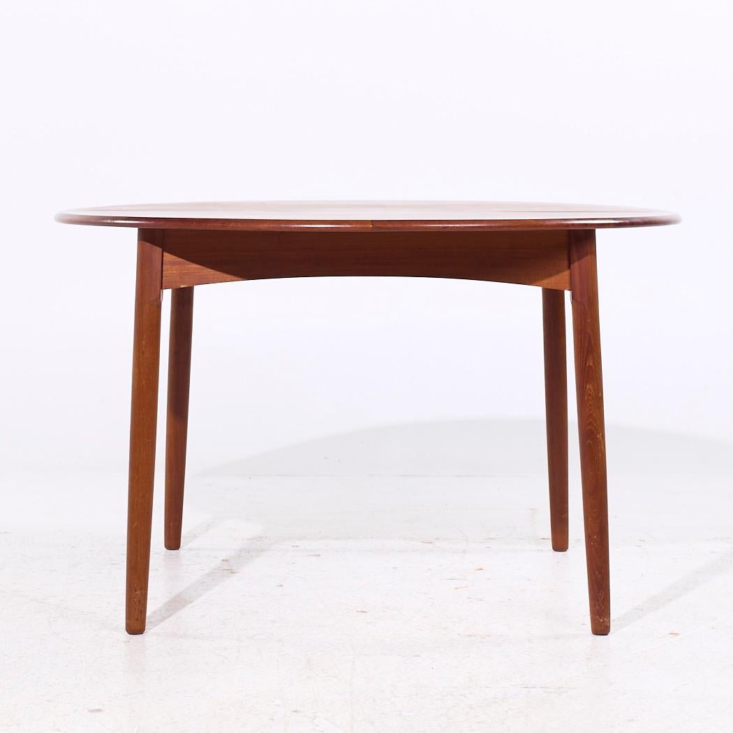 Mesa de comedor extensible de teca danesa de mediados de siglo, estilo Peter Hvidt, con 2 hojas en venta 1