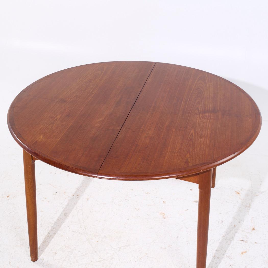 Mesa de comedor extensible de teca danesa de mediados de siglo, estilo Peter Hvidt, con 2 hojas en venta 2