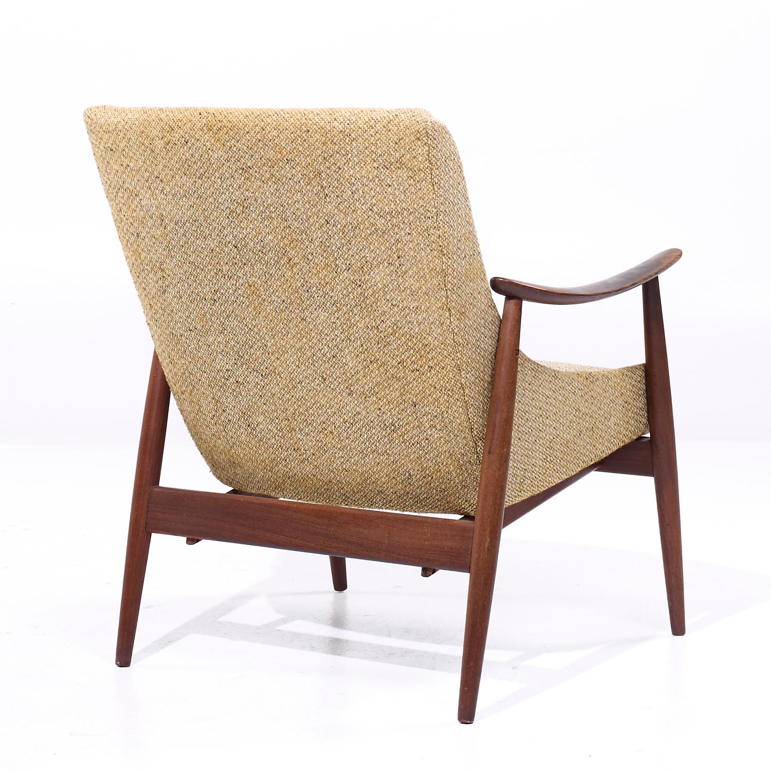 Peter Hvidt Style Mid Century Danish Teak Lounge Chairs - Pair in vendita 3