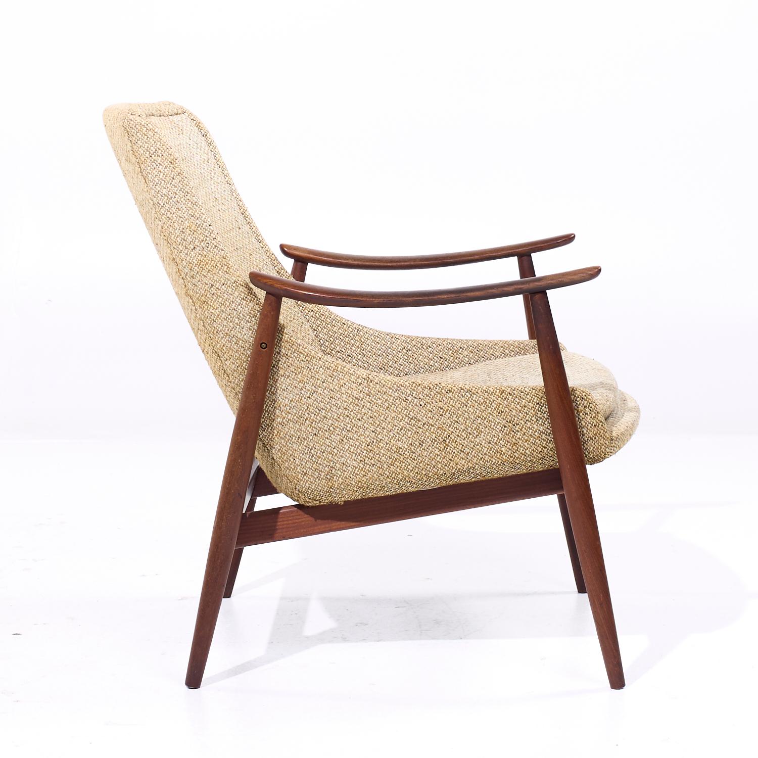 Peter Hvidt Style Mid Century Danish Teak Lounge Chairs - Pair in vendita 4