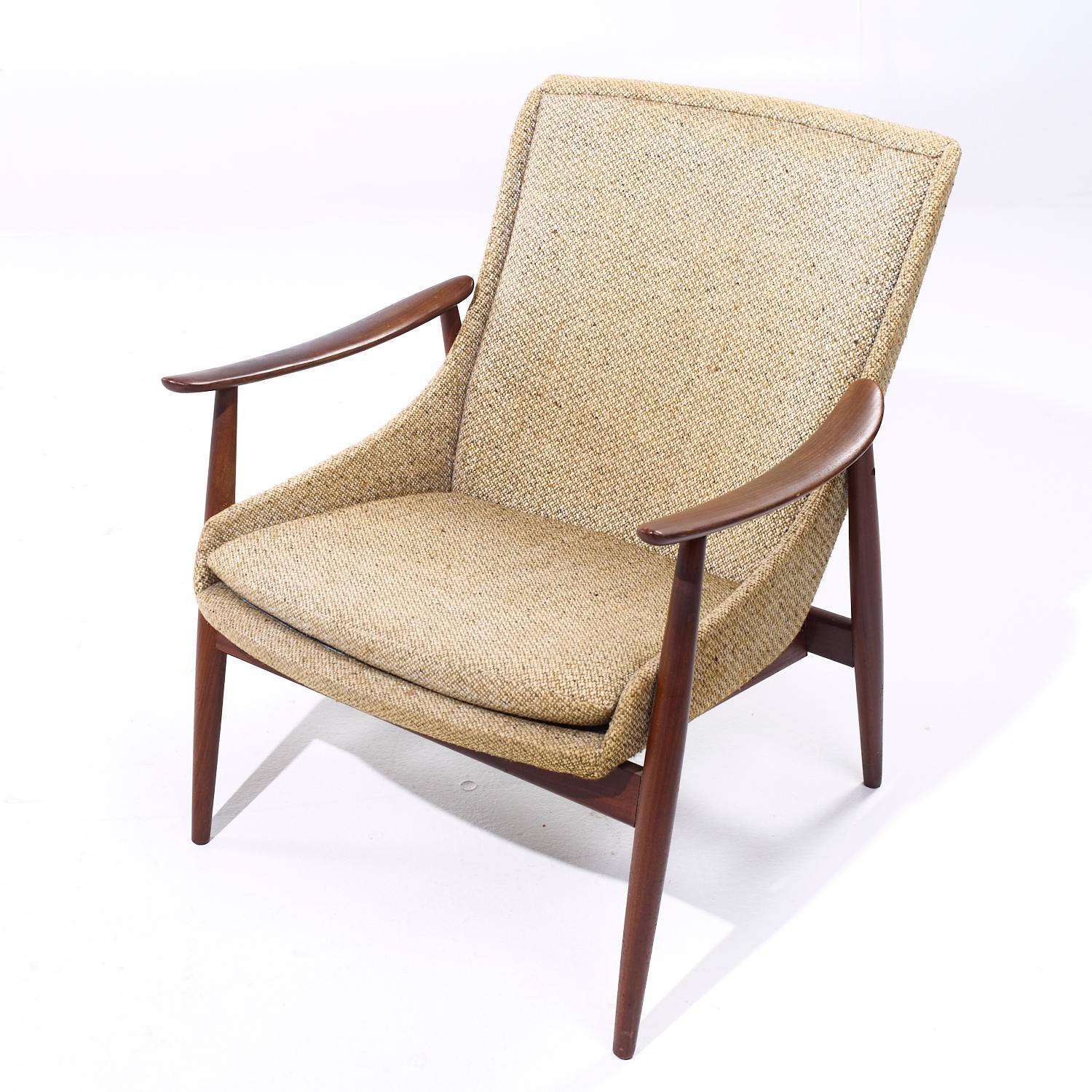 Peter Hvidt Style Mid Century Danish Teak Lounge Chairs - Pair in vendita 5