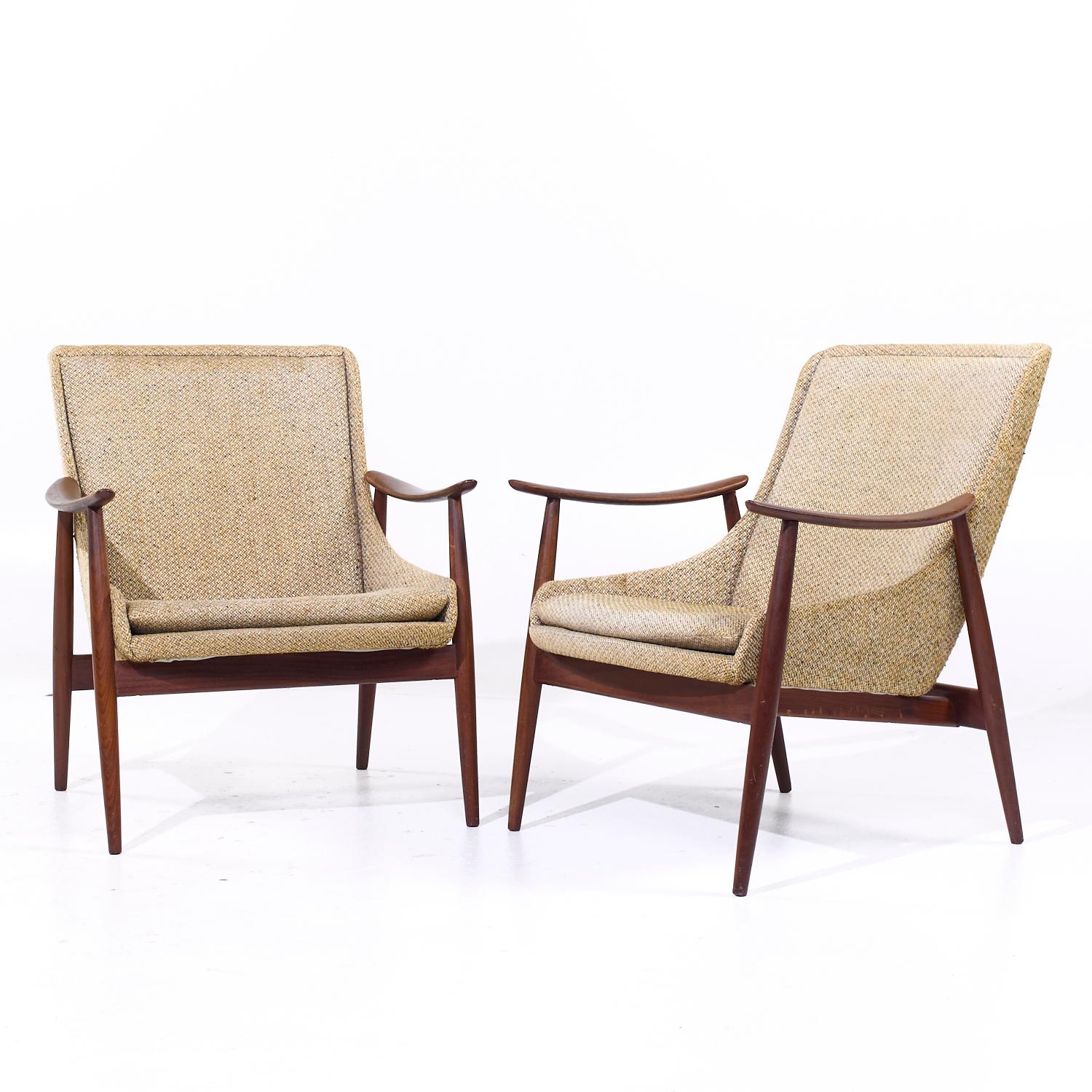 Mid-Century moderno Peter Hvidt Style Mid Century Danish Teak Lounge Chairs - Pair in vendita