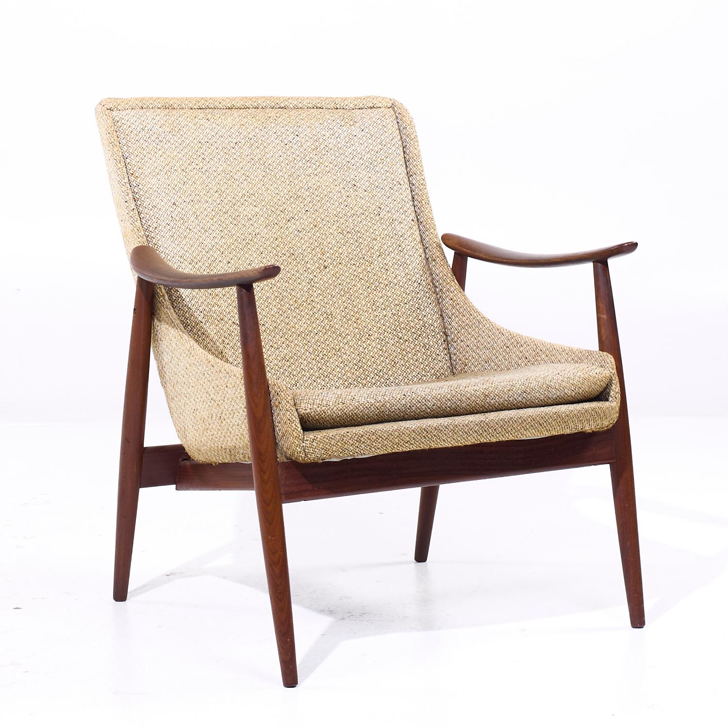 Danese Peter Hvidt Style Mid Century Danish Teak Lounge Chairs - Pair in vendita