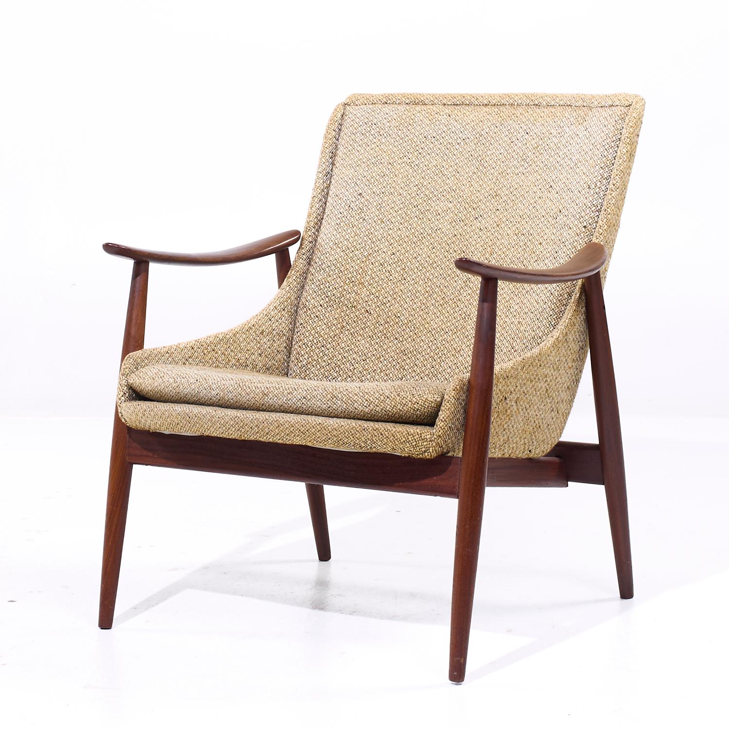 XX secolo Peter Hvidt Style Mid Century Danish Teak Lounge Chairs - Pair in vendita