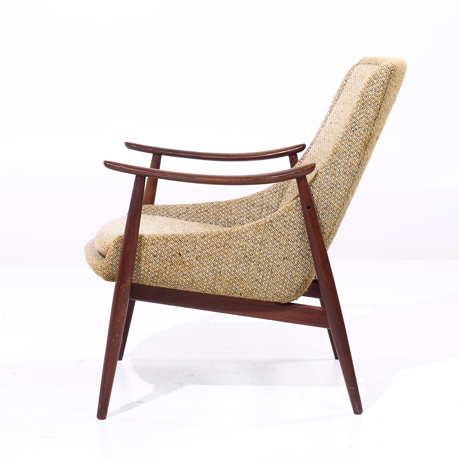 Tappezzeria Peter Hvidt Style Mid Century Danish Teak Lounge Chairs - Pair in vendita