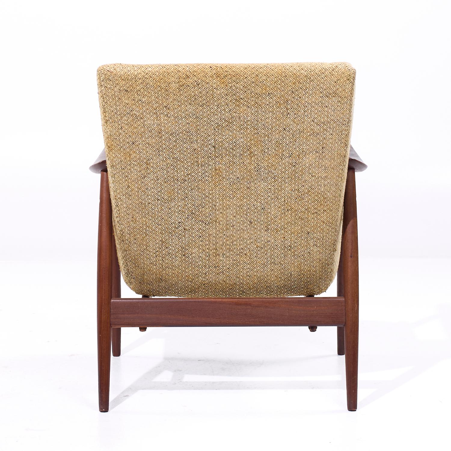 Peter Hvidt Style Mid Century Danish Teak Lounge Chairs - Pair in vendita 2