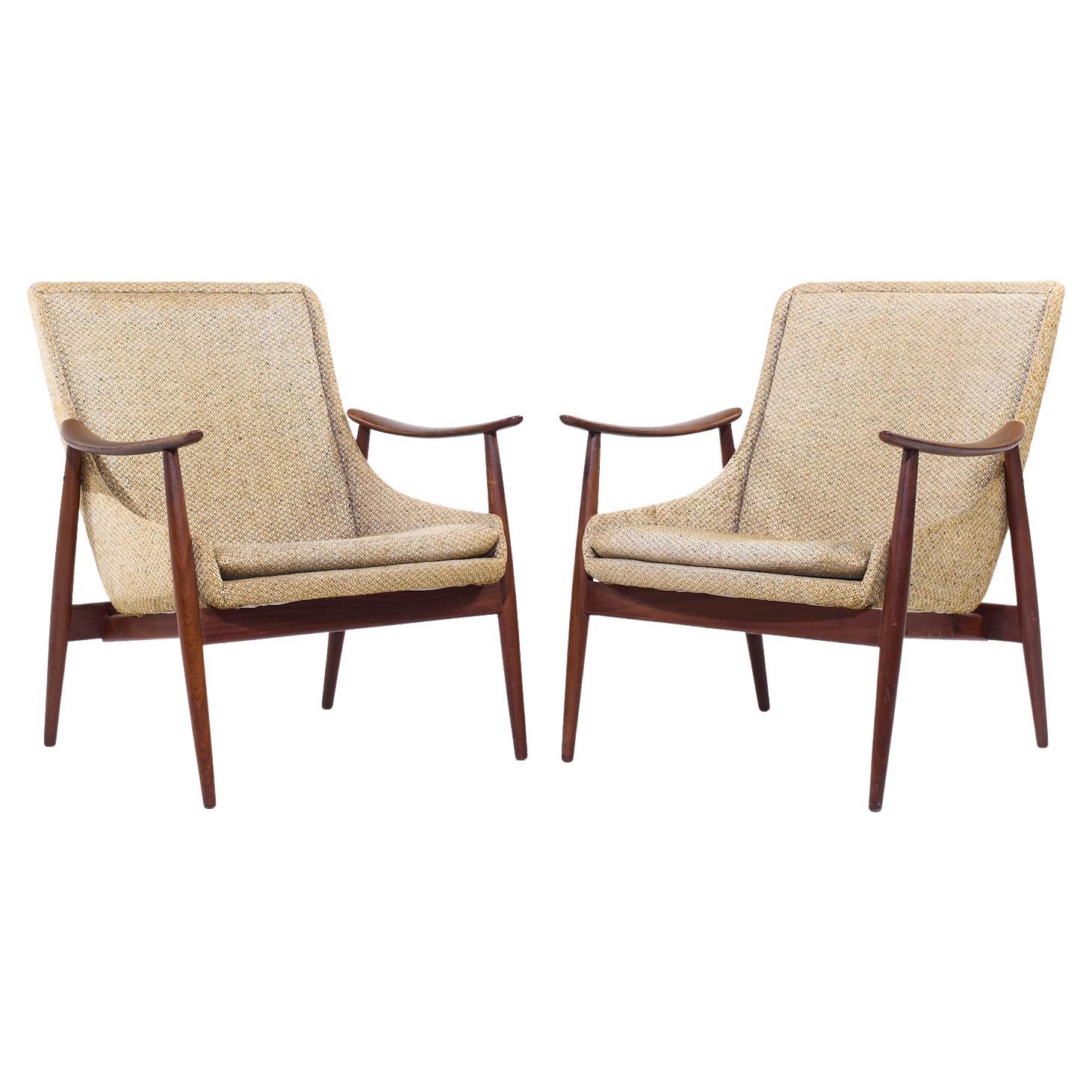 Peter Hvidt Style Mid Century Danish Teak Lounge Chairs - Pair in vendita