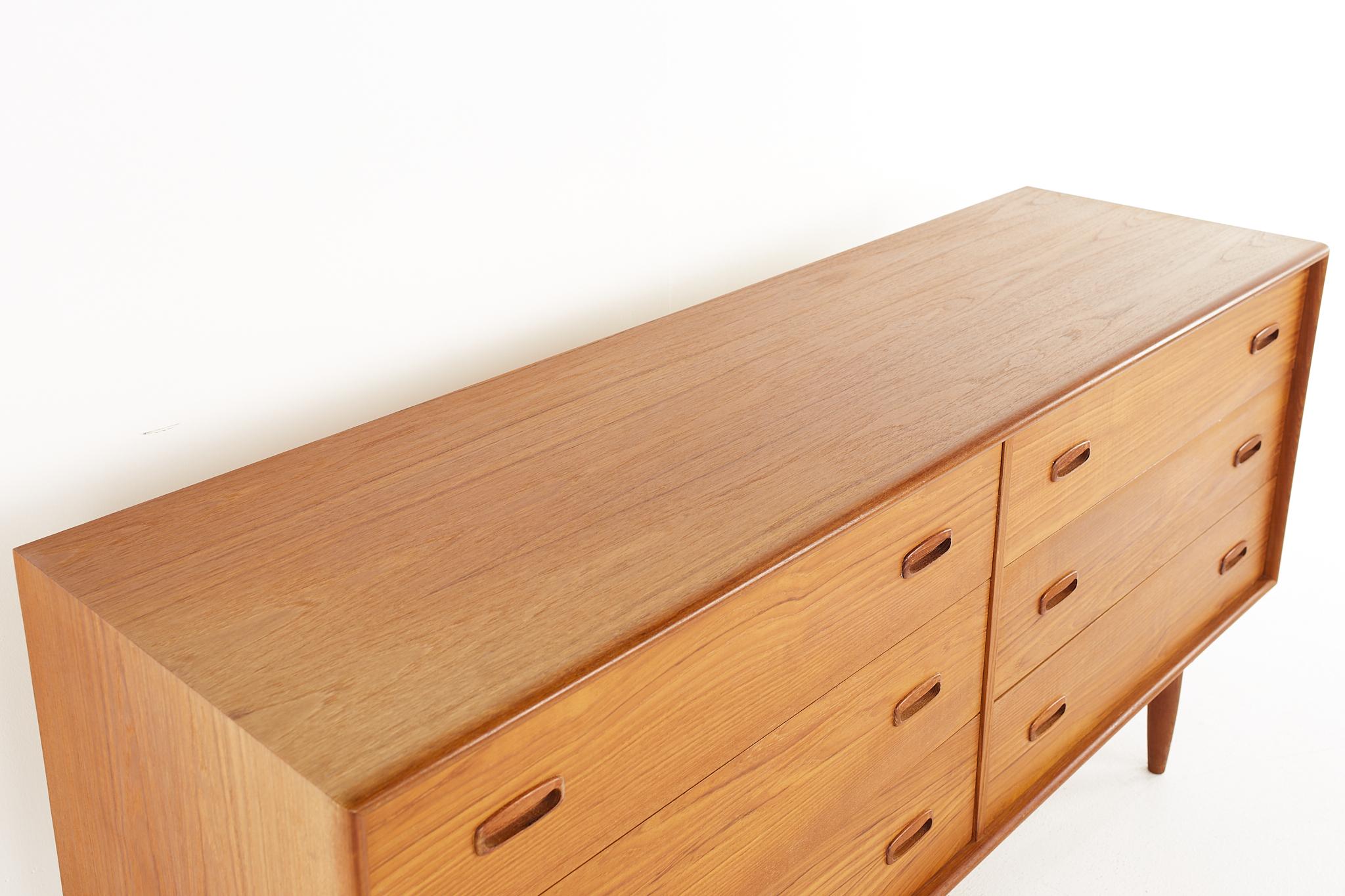 Peter Hvidt Style Mid Century Teak 6 Drawer Lowboy Dresser In Good Condition In Countryside, IL