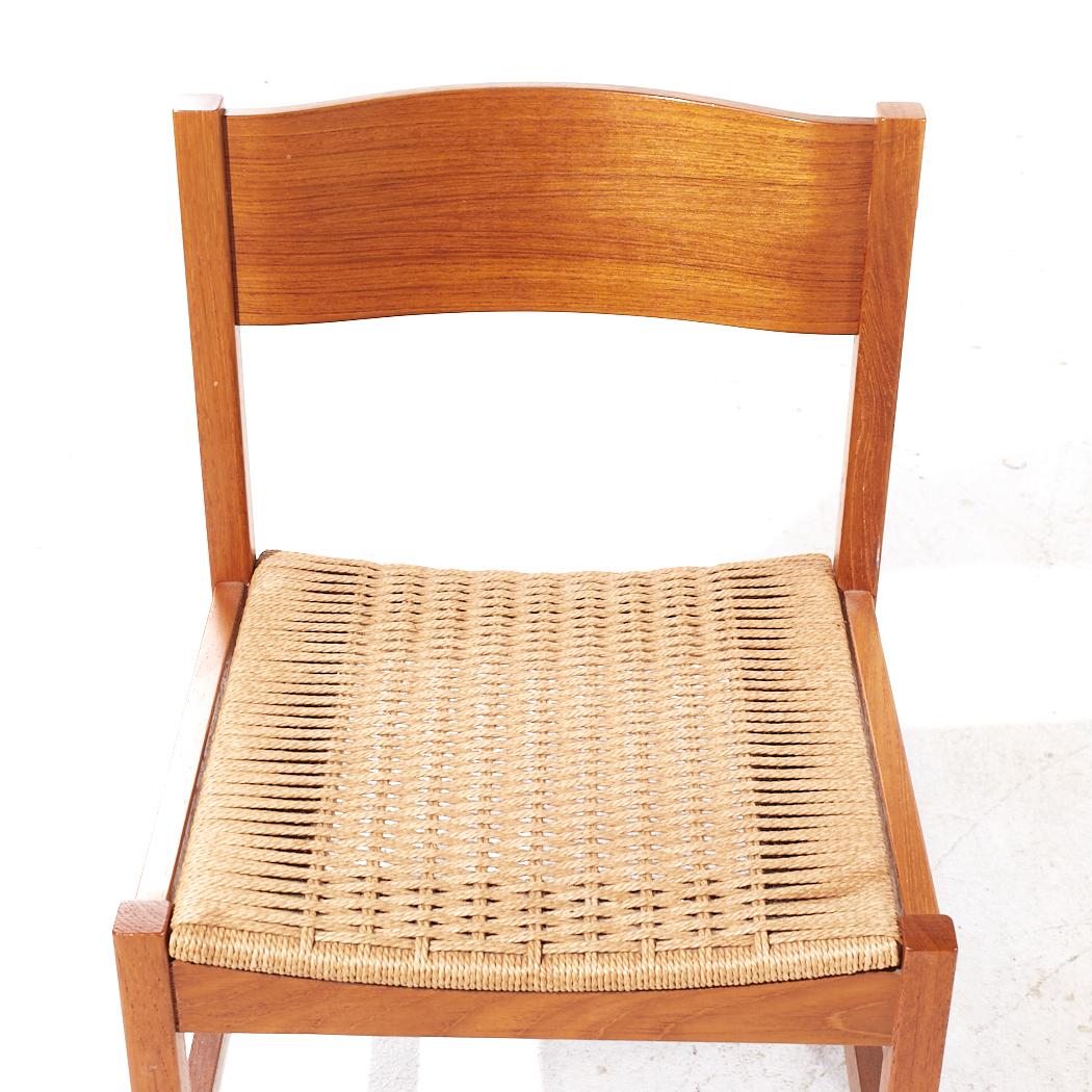 Sedie da pranzo in teak del medio secolo in stile Peter Hvidt - Set di 4 in vendita 3