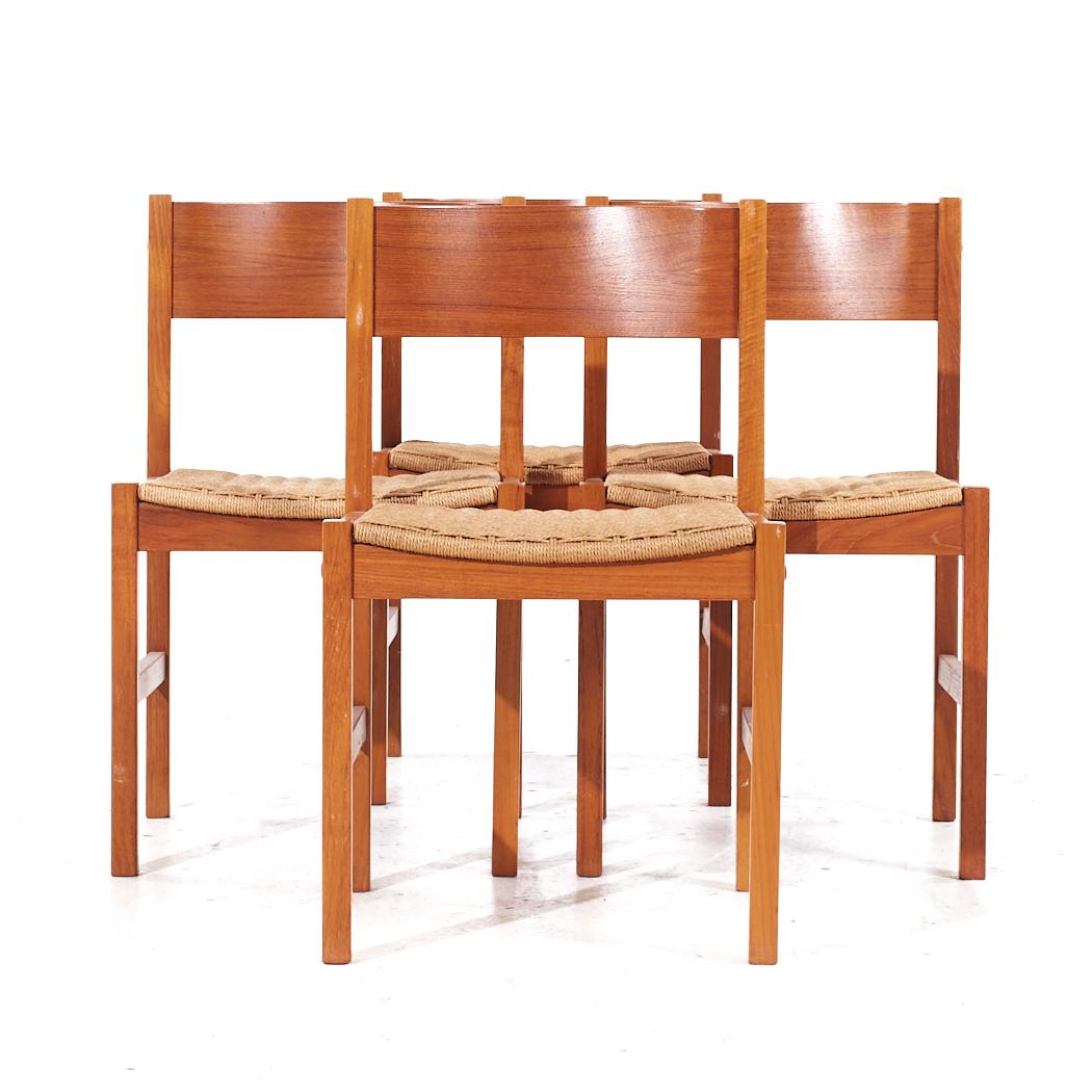 Sedie da pranzo in teak del medio secolo in stile Peter Hvidt - Set di 4

Ogni sedia misura: 18,5 larghezza x 18 profondità x 30,25 pollici di altezza, con un'altezza della seduta/spazio libero di 17,75 pollici.

Scattiamo le nostre foto in uno
